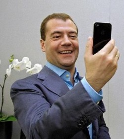 Медведев освободит россиян от "мобильного рабства" Медведев освободит россиян от "мобильного рабства"